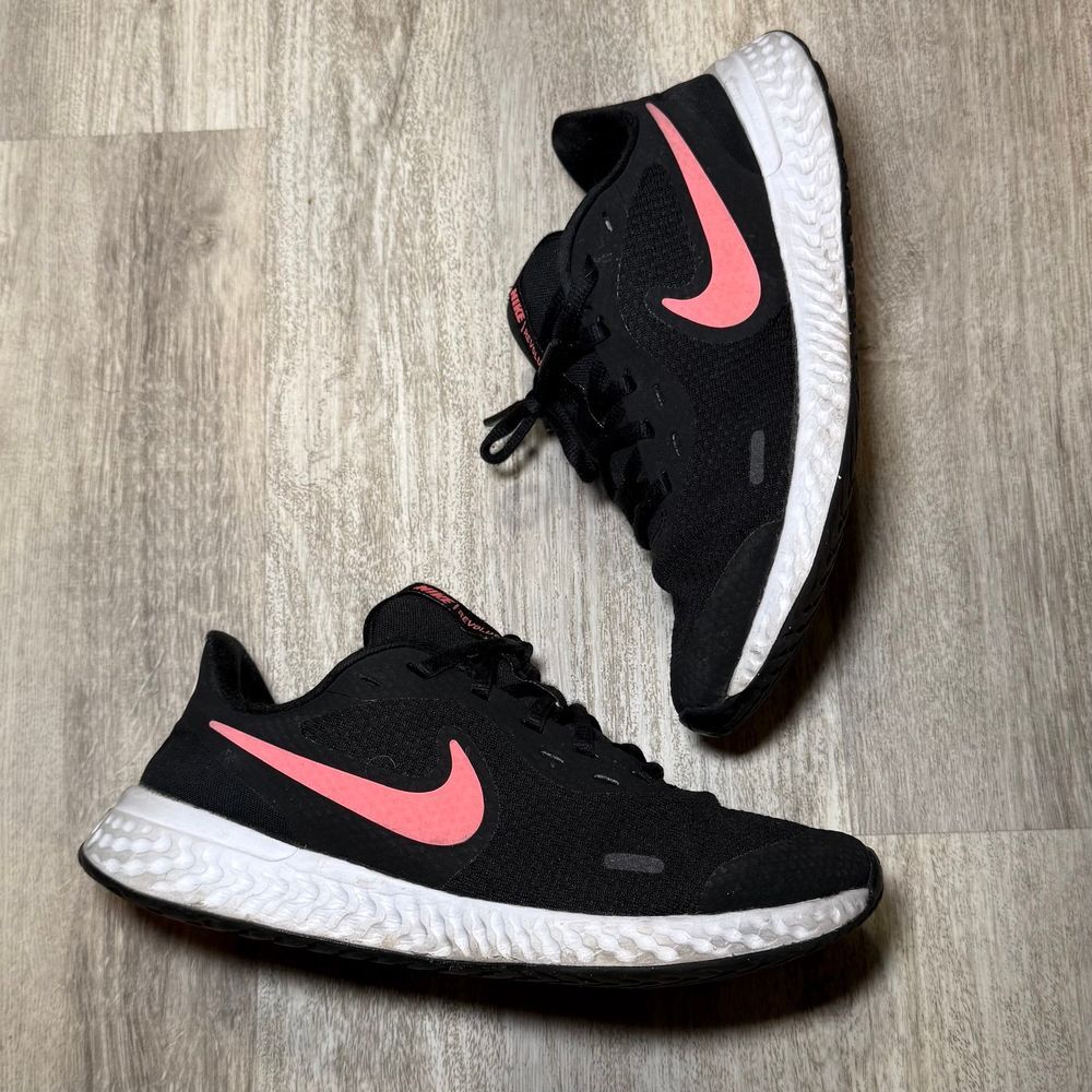 Nike Girl's Revolution size 6 Running‎ Shoes Black / Pink BQ5671-002